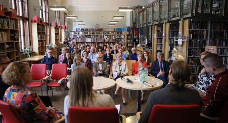 panel dyskusyjny „Książka w komunikacji naukowej i społecznej- autorzy – wydawnictwa – biblioteki – czytelnicy-użytkownicy-pros_05