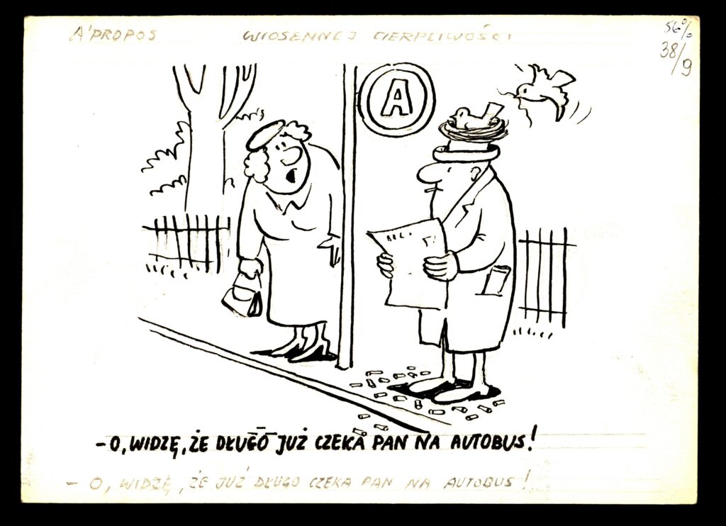 Kobieta rozmawia z mężczyzną stojącym na przystanku autobusowym ze znakiem A. Mężczyzna ma na sobie garnitur i kapelusz z pajęczyną i pająkiem, czyta gazetę. Na ziemi leżą liście, a nad głową przelatuje ptak.