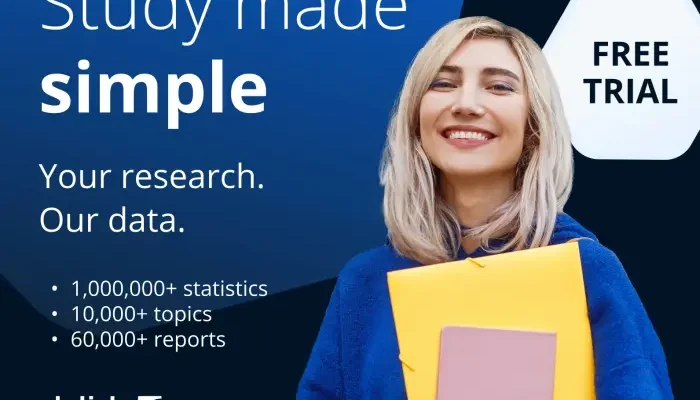 Uśmiechnięta kobieta w niebieskim swetrze trzyma żółte i różowe teczki. Tekst brzmi: Study made simple. Twoje badania. Nasze dane. Ponad 1 000 000 statystyk, ponad 10 000 tematów, ponad 60 000 raportów. DARMOWA PRÓBA. Logo Statista znajduje się na dole.