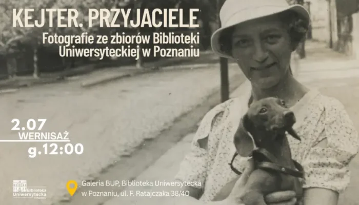 Archiwalne zdjęcie uśmiechniętej kobiety w białym kapeluszu, trzymającej małego jamnika. Tekst w języku polskim zapowiada wystawę fotograficzną w Bibliotece Uniwersyteckiej w Poznaniu, której otwarcie odbędzie się 2 lipca w południe.