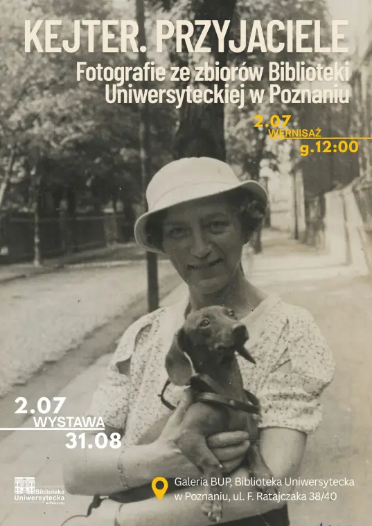Czarno-białe zdjęcie uśmiechniętej kobiety w kapeluszu, trzymającej małego psa. Nad zdjęciem widnieje tekst w języku polskim promujący wystawę fotograficzną w bibliotece pod tytułem „Kejter. Przyjaciele” w Poznaniu, wraz z informacjami o terminach i miejscu.