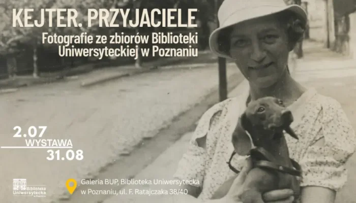 Archiwalne zdjęcie uśmiechniętej kobiety w kapeluszu, trzymającej małego psa. Tekst w języku polskim zapowiada wystawę fotografii w Galerii Biblioteki Uniwersyteckiej w Poznaniu, która odbędzie się w dniach od 2 lipca do 31 sierpnia.