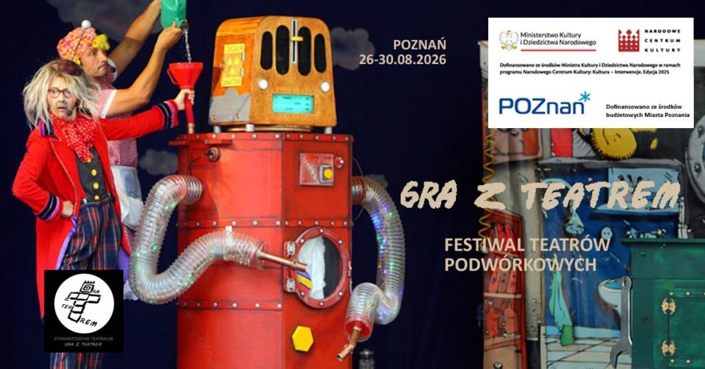 Na scenie obok kolorowej rekwizyty w postaci robota stoją dwaj wykonawcy. Jeden z nich ma na sobie strój klauna i kapelusz, a drugi – żółty kask i czerwone kombinezony. Tekst w języku polskim zapowiada festiwal teatru ulicznego w Poznaniu, który odbędzie się w sierpniu 2026 roku.