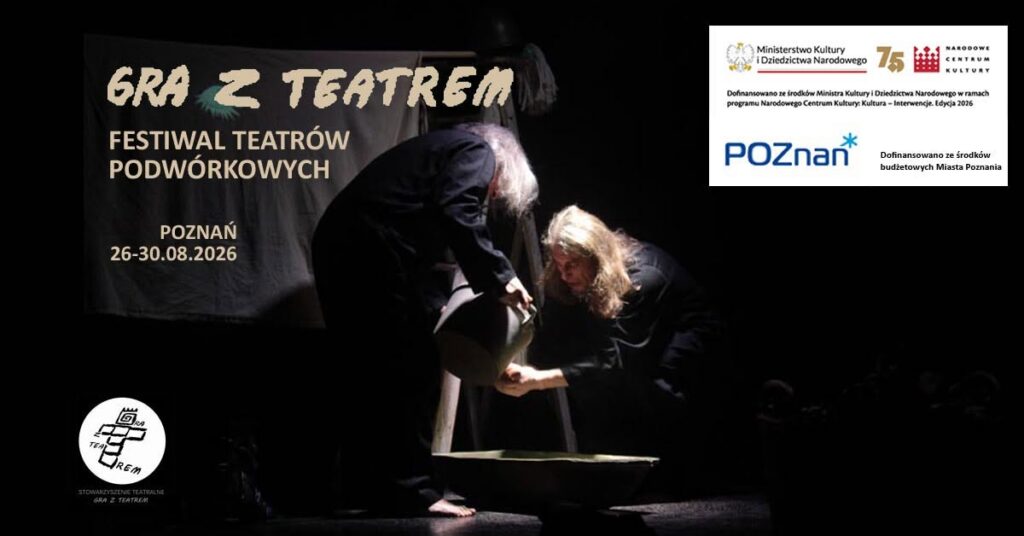 Na scenie występują dwaj aktorzy w efektownym oświetleniu; na ekranie pojawia się napis „Gra z Teatrem” – Festiwal Teatrów Ulicznych w Poznaniu, 26–30 sierpnia 2026 r., wraz z logo sponsorów i dodatkowymi informacjami o wydarzeniu.