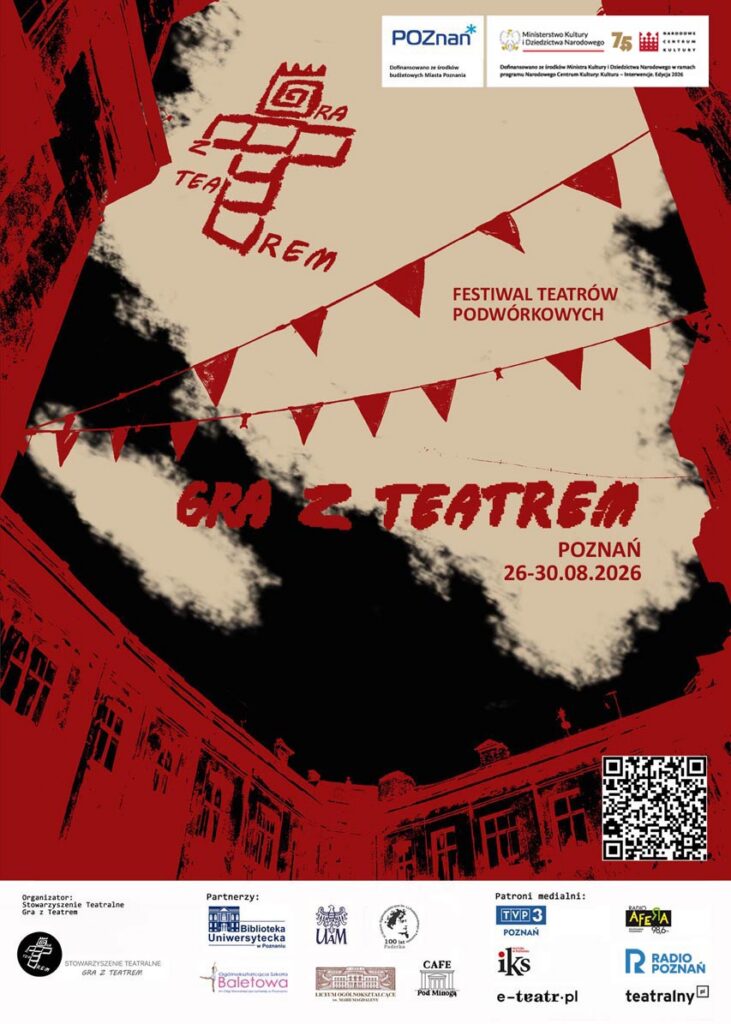 Plakat promujący festiwal teatru ulicznego w Poznaniu, który odbędzie się w dniach 26–30 sierpnia 2026 r. Projekt w kolorach czerwonym i beżowym zawiera banery, ręcznie narysowane logo oraz widok fasad budynków. Na dole wymieniono sponsorów i partnerów wydarzenia.