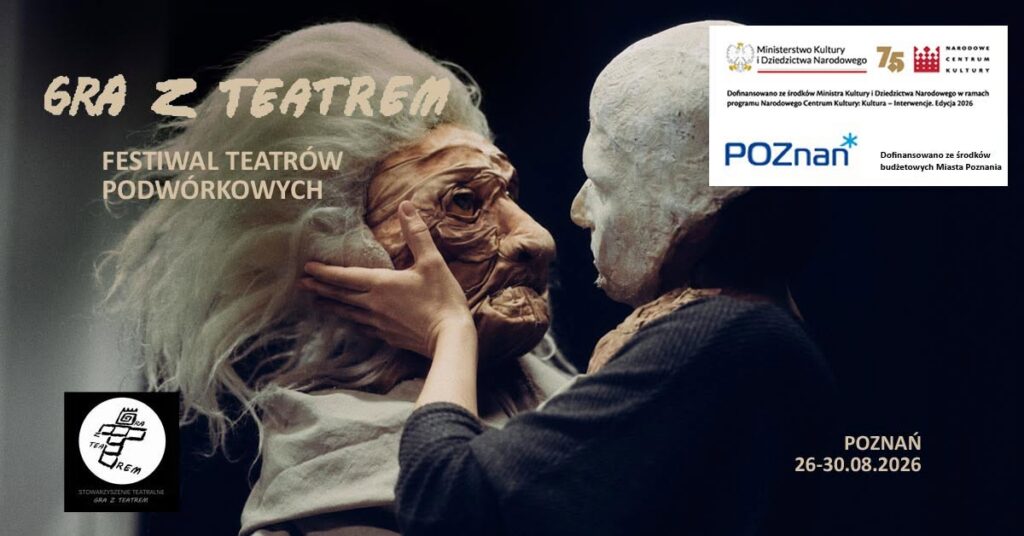 Dwóch aktorów w maskach stoi twarzą w twarz, bardzo blisko siebie. W tle widnieje tekst w języku polskim promujący festiwal teatru ulicznego w Poznaniu, zawierający daty, nazwę sponsorów oraz logo. Scena wygląda dramatycznie i intrygująco.