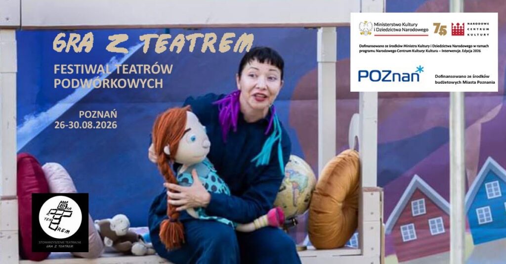 A woman holding a large doll sits on a colorful stage set resembling a house. Text reads: GRA Z TEATREM FESTIWAL TEATRÓW PODWÓRKOWYCH POZNAŃ 26-30.08.2026. Logos appear in the top and bottom corners.