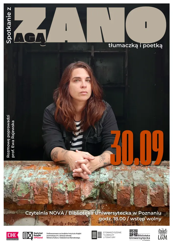 Kobieta o długich brązowych włosach siedzi przy zardzewiałej ceglanej ścianie, opierając na niej ręce. Ma na sobie brązową kurtkę i koszulkę w paski. Na zdjęciu widać szczegóły wydarzenia oraz pogrubiony tekst w języku polskim.