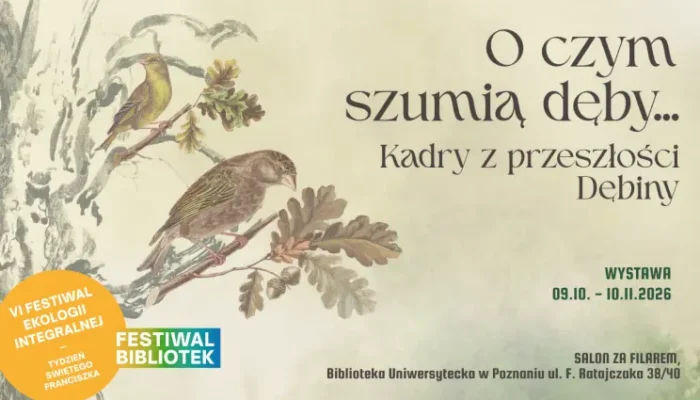 Plakat wystawowy zatytułowany O czym szumią dęby..., przedstawiający dwa ptaki siedzące na gałęzi dębu, wraz ze szczegółami wydarzenia i informacją o miejscu jego odbywania się – Bibliotece Uniwersytetu Poznańskiego.